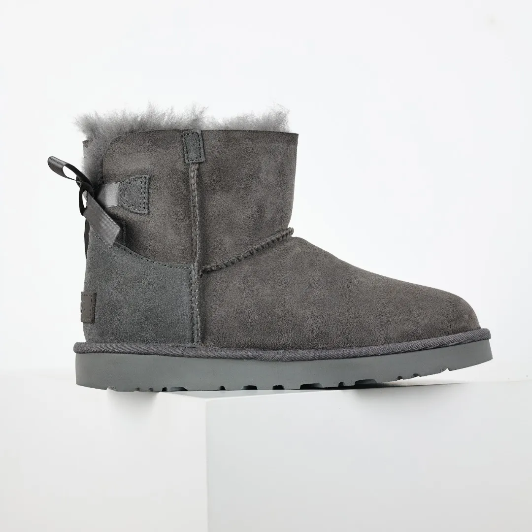 Pick up locally 💰560 The core recommendation is good price UGG bailey MiNi bow 2.0 series Xiaohongshu hot model Henan Longfeng leather production Sheepskin and fur integration Top quality in the market Waterproof upper material 2-3 cm cashmere insole to keep warm in winter and suitable for home use UUG launches a style series in the new year, partially skewed toward the preferences of young consumers, and also at the forefront of fashion trends Shoe body material Water-repellent coated suede upper 17mm UGGPURE™ implanted wool insole Lightweight non-slip comfortable rubber outsole With brand LOGO Trademark Comes with full packaging Size: 35 36 37 38 39 40